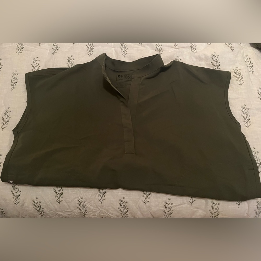 FIGS. Rafaela scrub top. Size M. Moss.